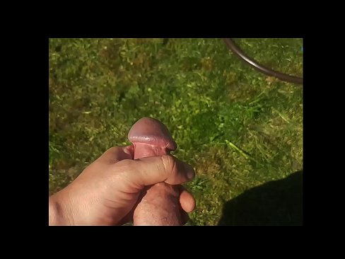❤️ O bunăciune fierbinte își face sex cu păsărica roz și ejaculează cu un squirt într-o grădină de vară ☑ at us ro.porngifmag.ru ❌